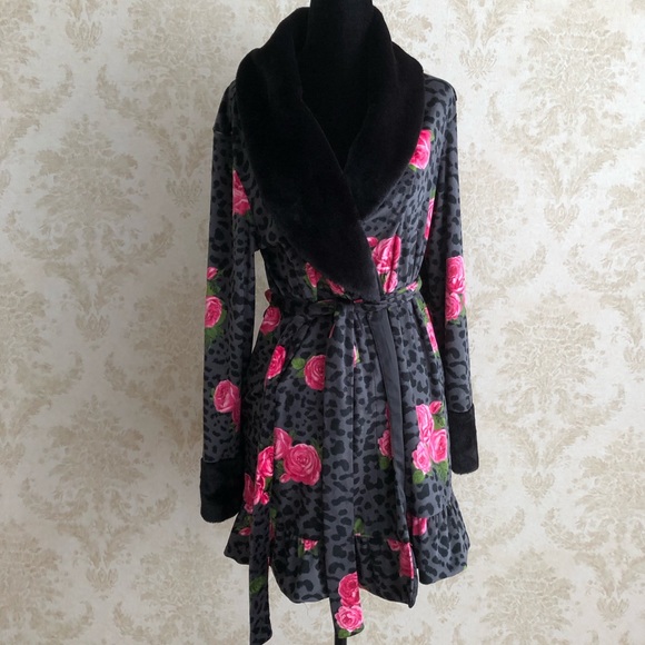 Betsey Johnson Other - Betsey Johnson plush floral robe